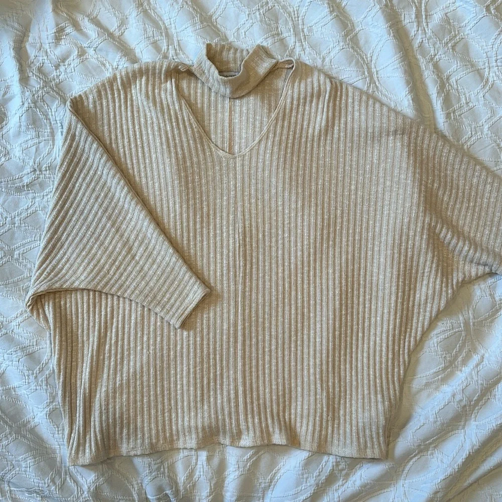 Cream urban outfitters sweater top with cutout neck detailing size XS - Picture 1 of 4